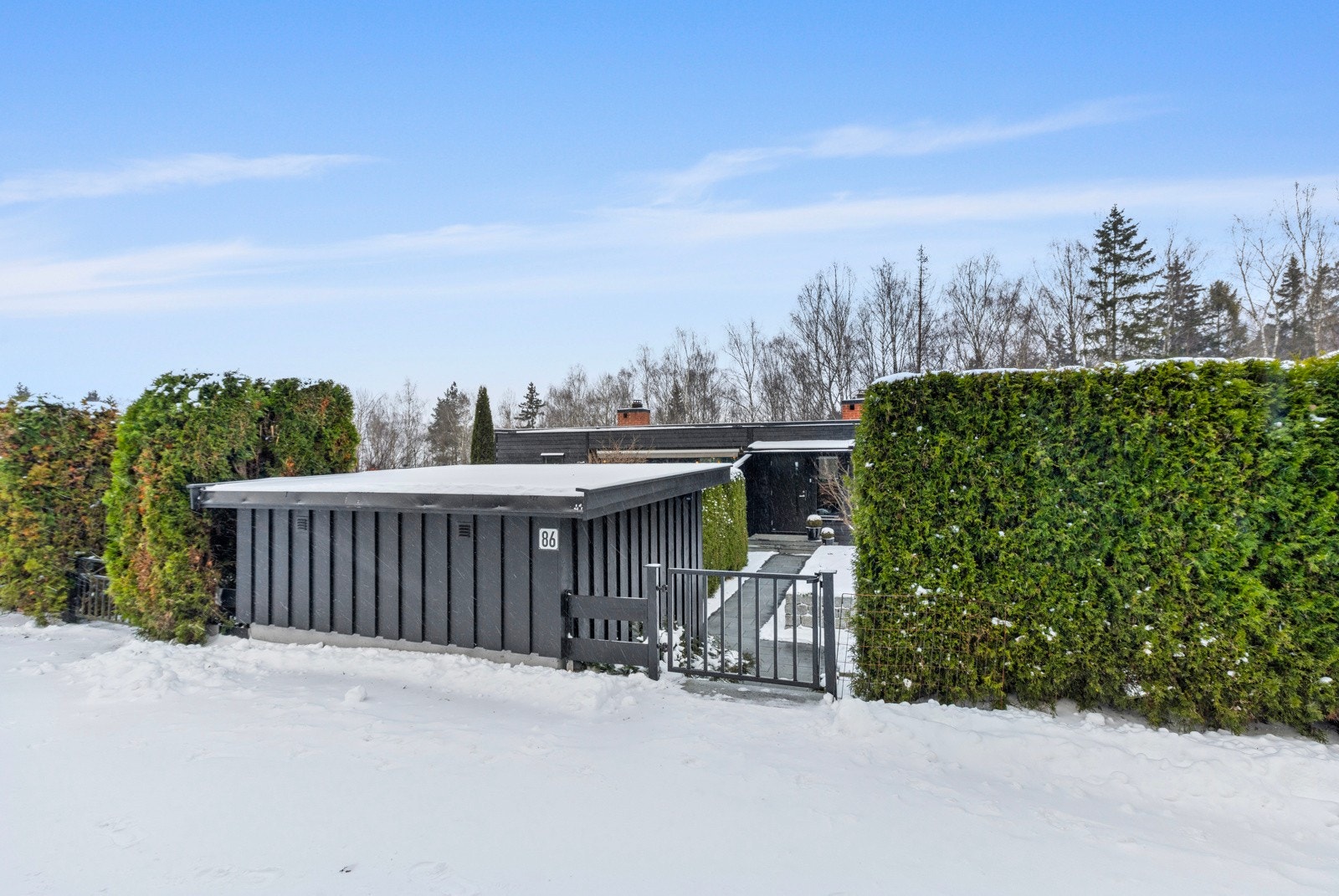 Buskene og porten gir godt privatliv Galleribilde