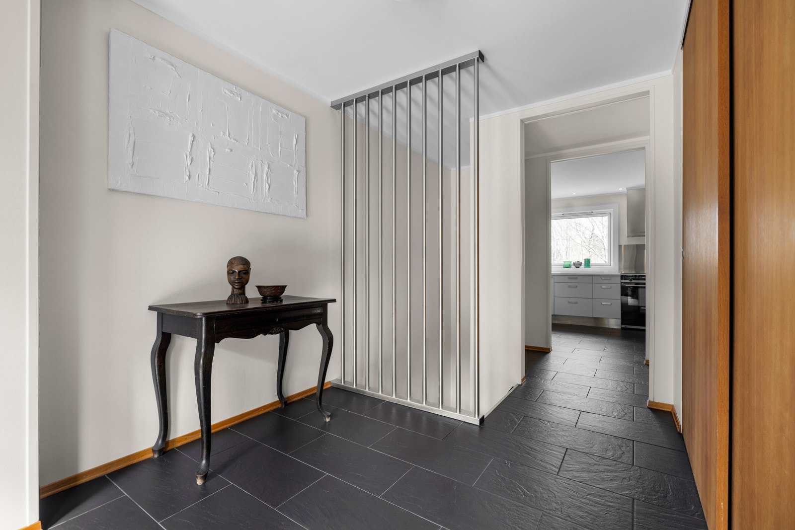 Inngangspartiet byr på flislagt gulv som er enkelt å holde rent, og lyse, malte vegger som gir en luftig følelse Galleribilde