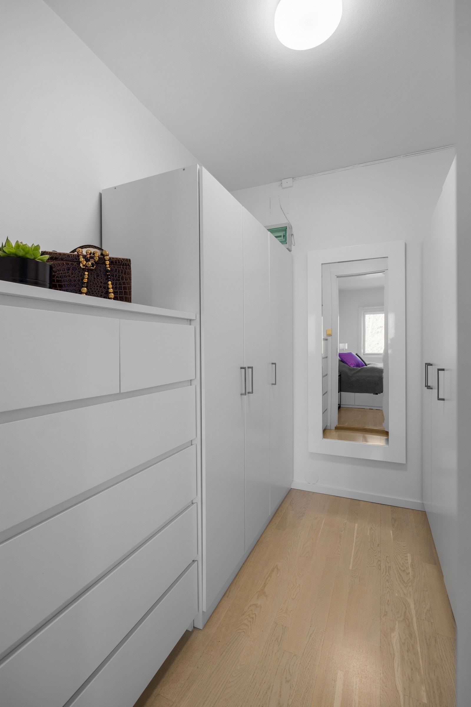 Det er mye plass til oppbevaring av klær eller annet i walk-in closet Galleribilde