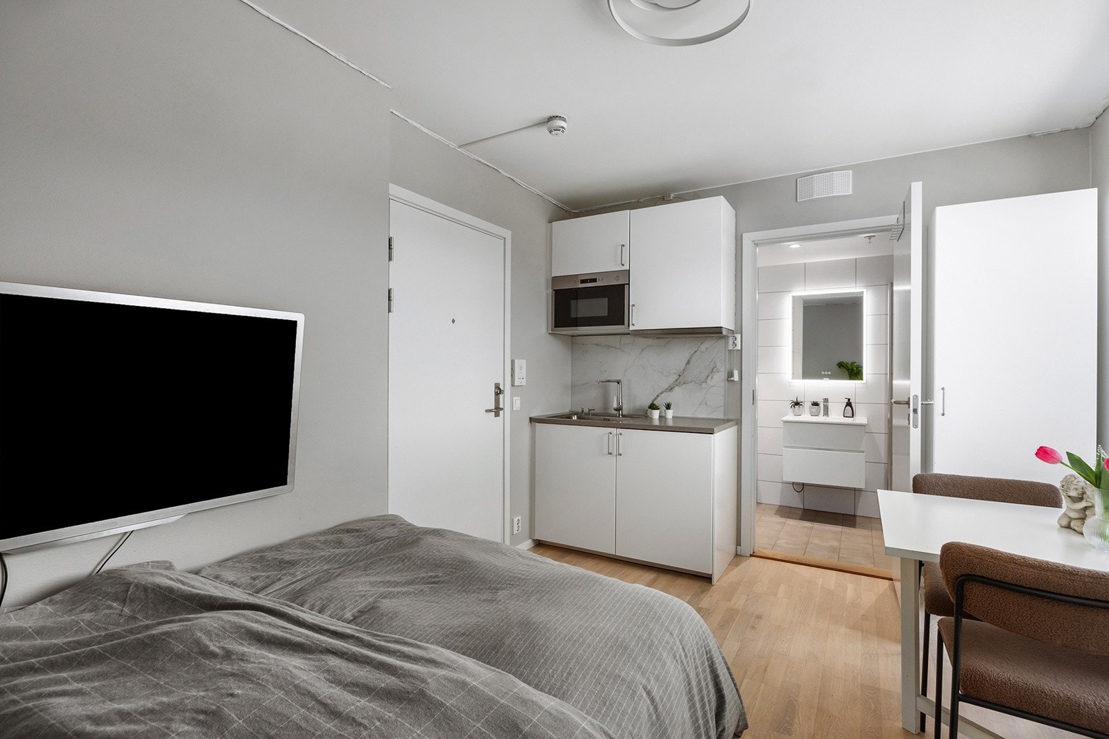 Hybelleilighet er p.t utleid for kr. 12 000,- skattefritt. Hybelen har egen inngang, postkasse, og ringeklokke. Galleribilde