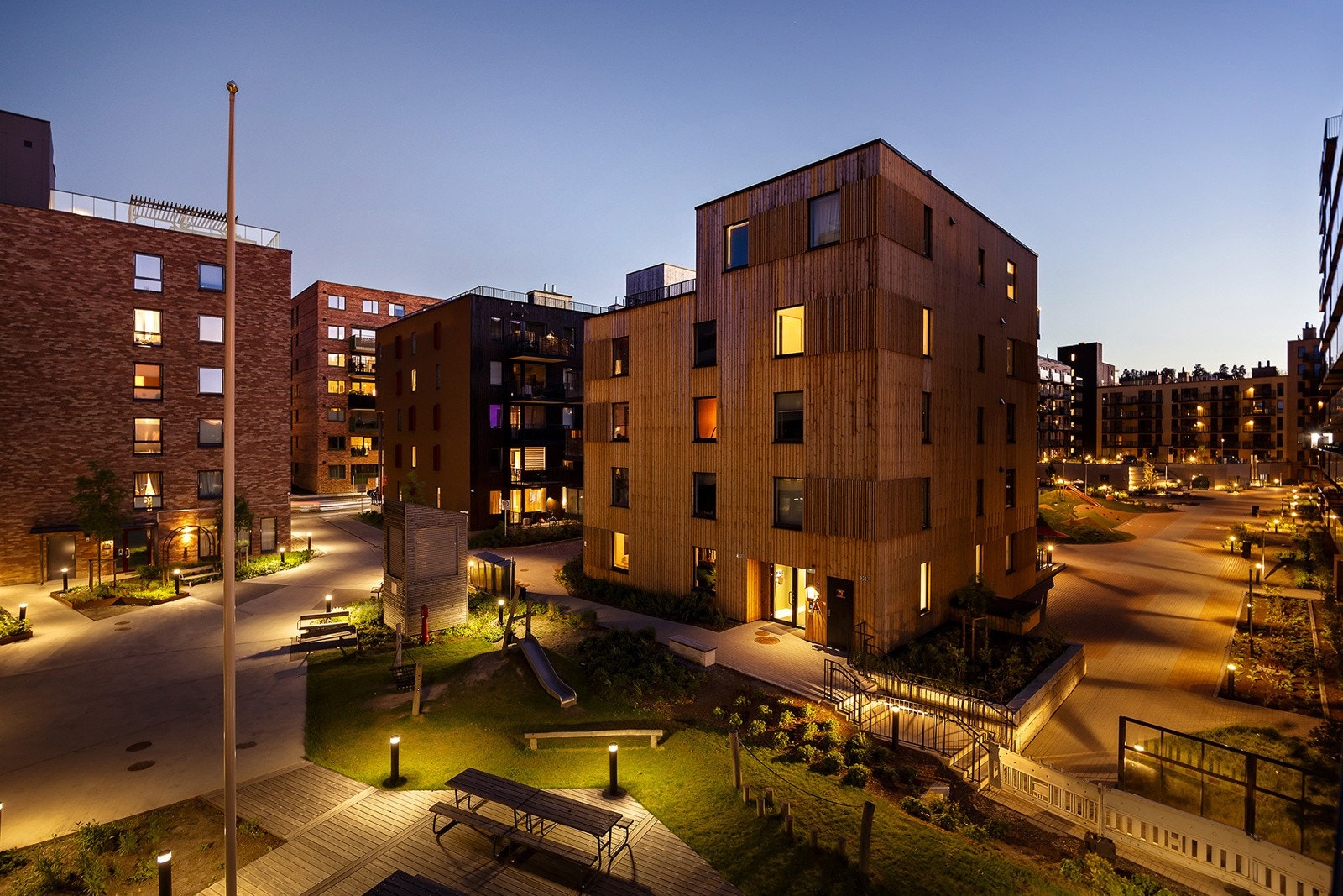 Tomten er flat og opparbeidet som parkanlegg med sittegrupper, lekeapparater, plen og beplantning i det atrium som ligger innenfor bygningene i kvartalet. Galleribilde