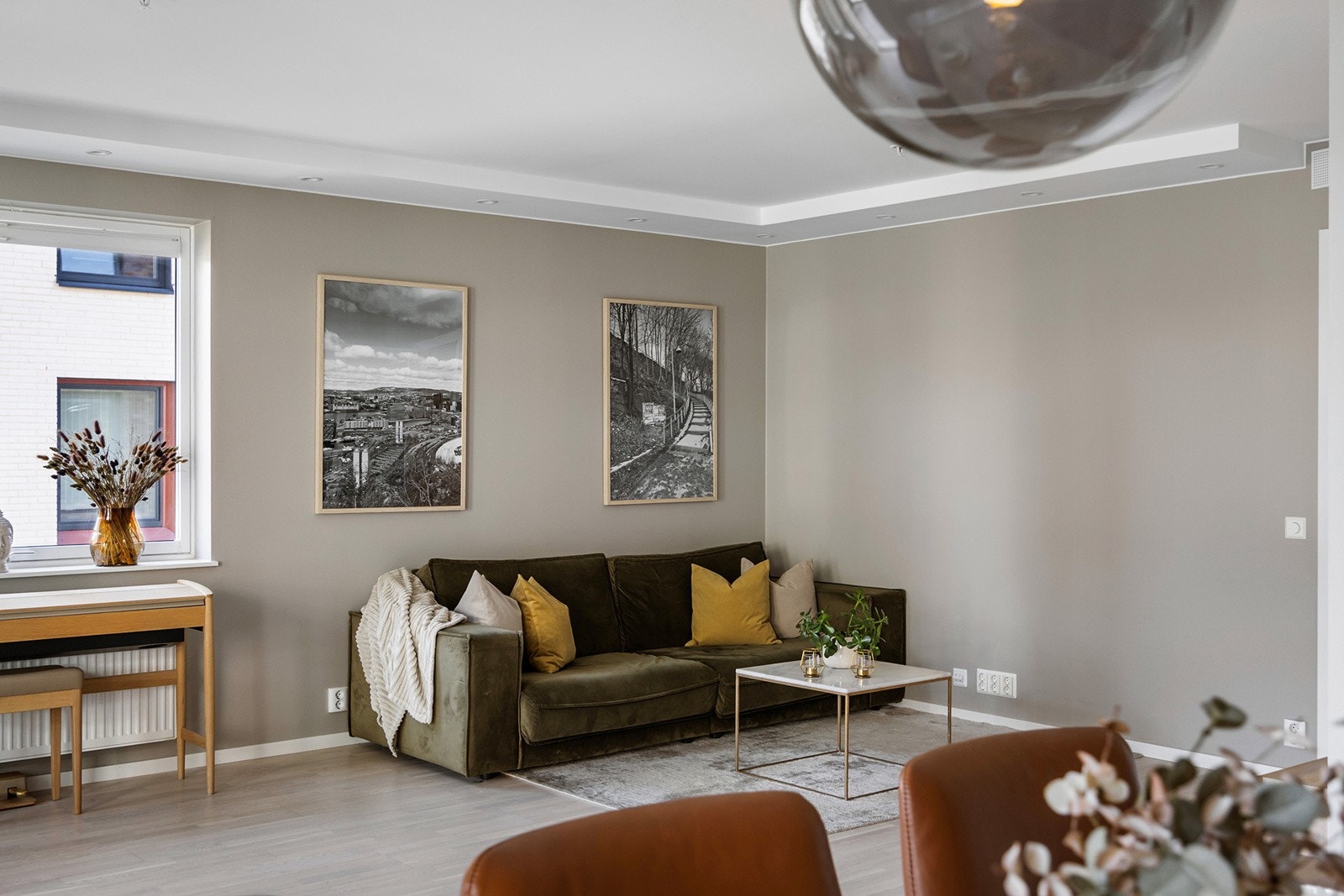 Det er plisségardiner på alle vinduer. Galleribilde