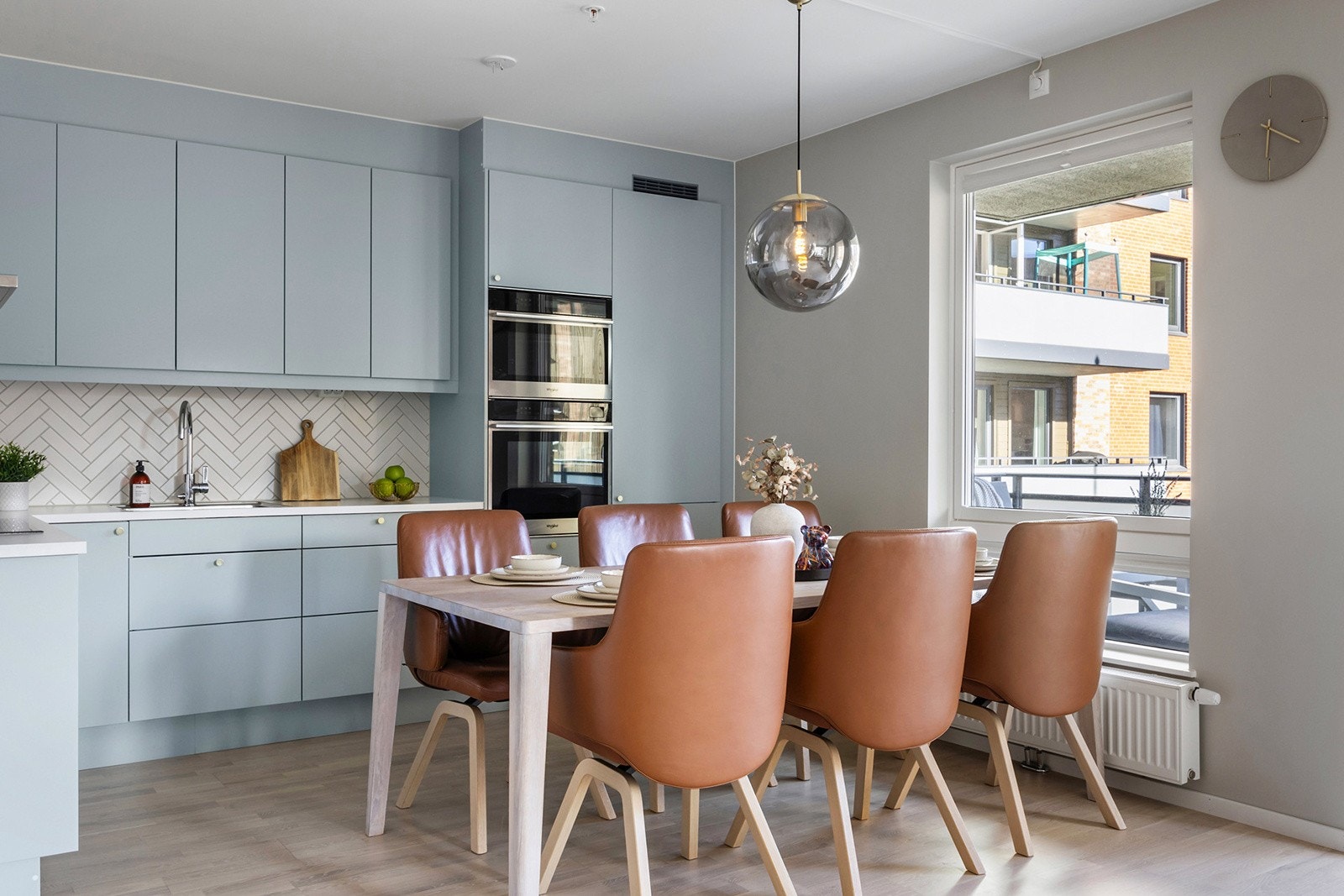 Godt med skap- og benkeplass. Galleribilde