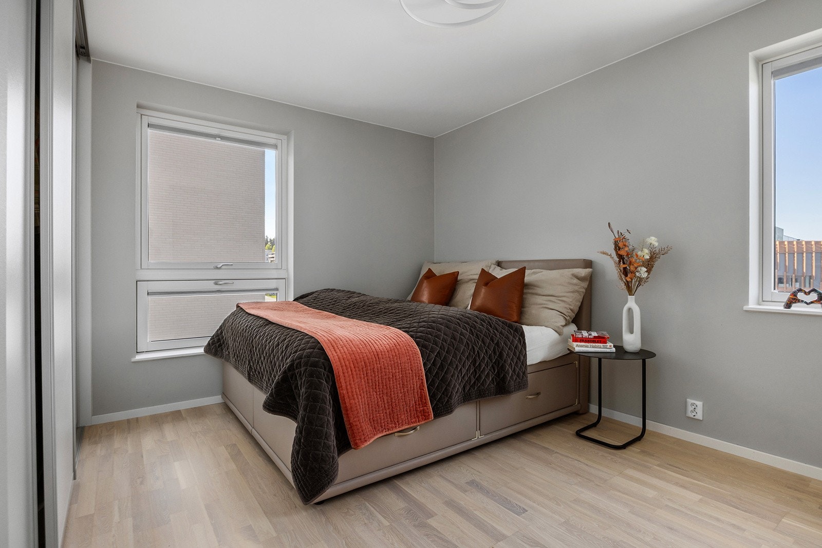 Hovedsoverom med skyvedørsgarderobe. Galleribilde