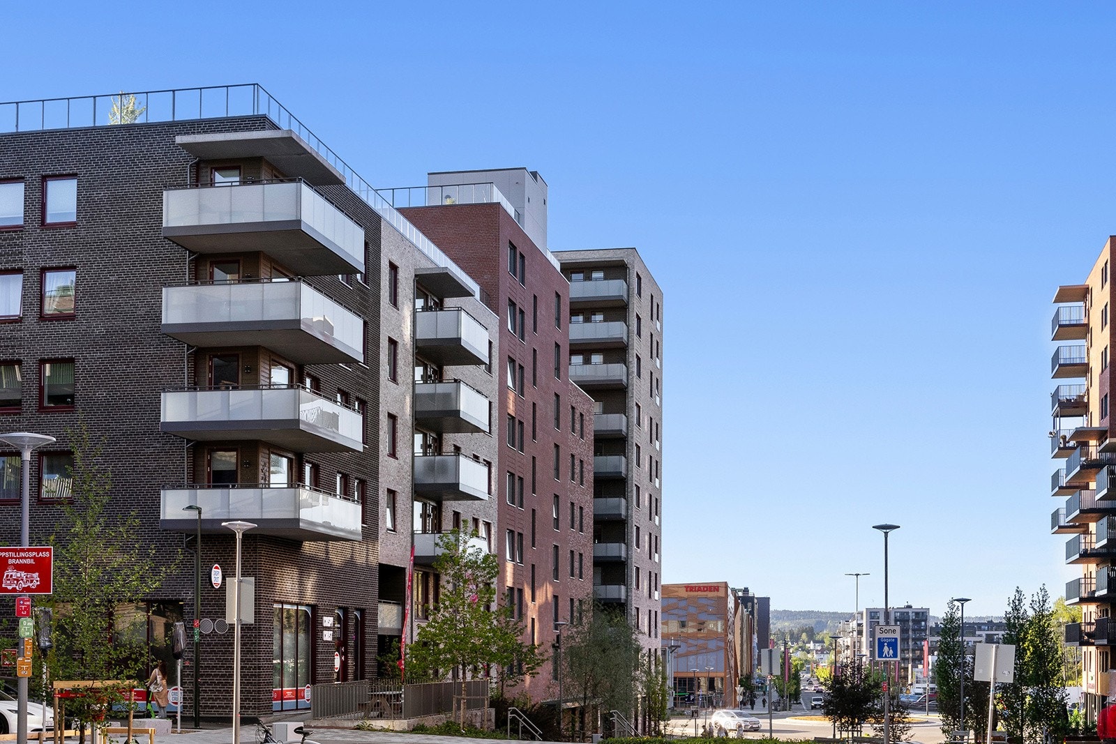 Leiligheten har en sentral beliggenhet med få minutters gange til buss, forretninger, Triaden- og Metro storsenter, skoler, barnehager og spisesteder. Galleribilde