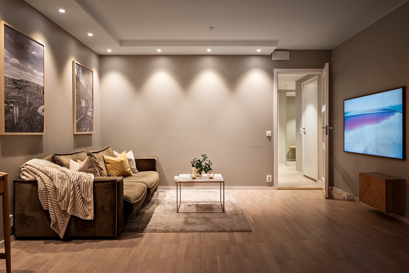 Utstrakt bruk av downlightsbelysning. Galleribilde