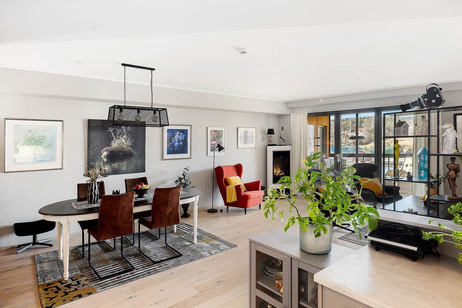 Det er vannbåren varme i gulvet, samt mulighet for vedfyring i vedovn. Galleribilde