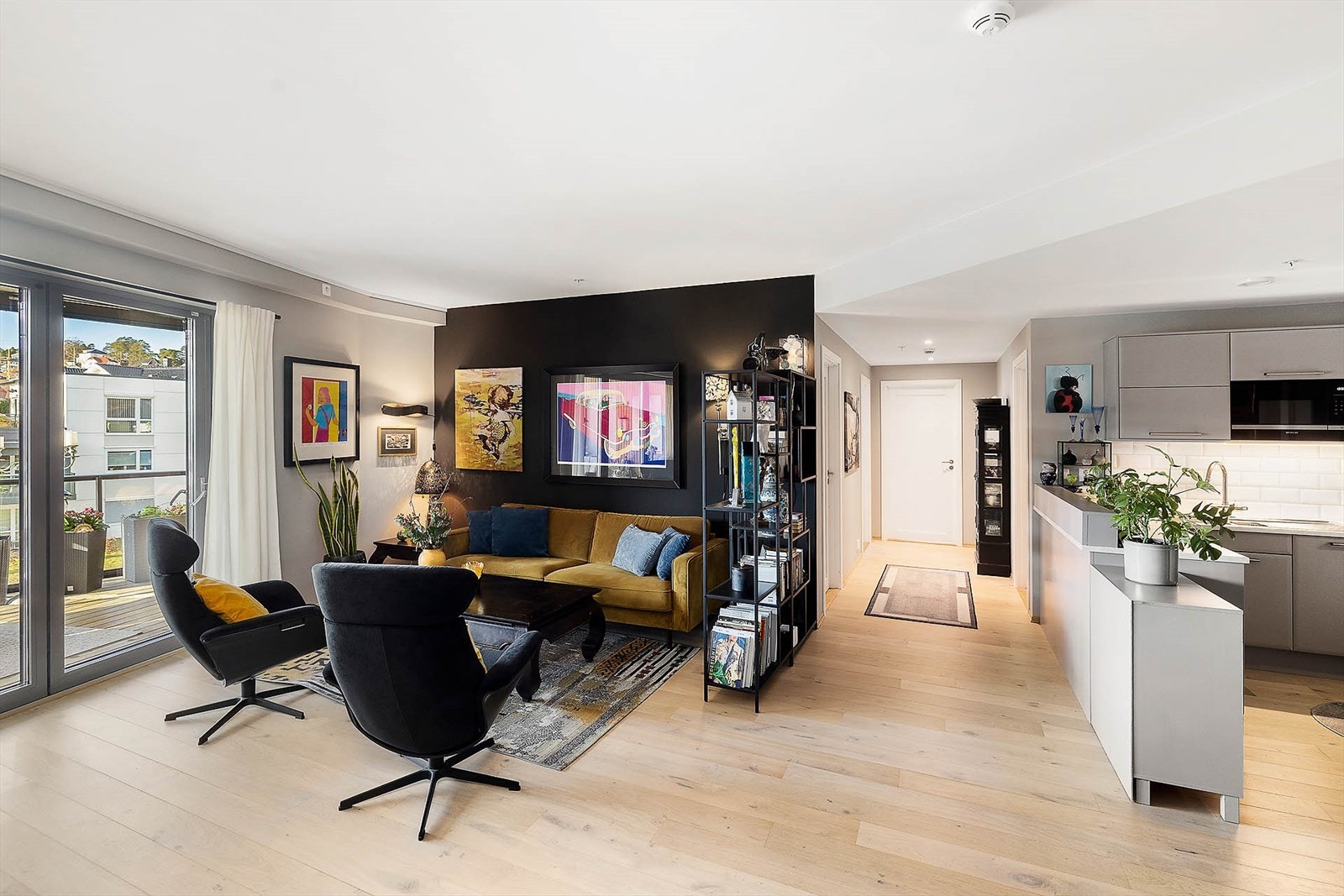 Mellom stue og kjøkken er det gang med tre soverom hvor et har eget bad og bod Galleribilde