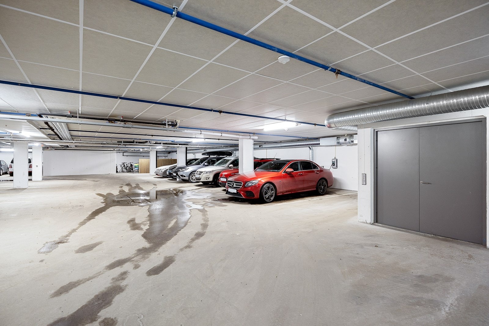 Leiligheten disponerer en parkeringsplass i felles garasjekjeller, samt en ekstra parkeringsplass ute på sameiets parkeringsplass Galleribilde