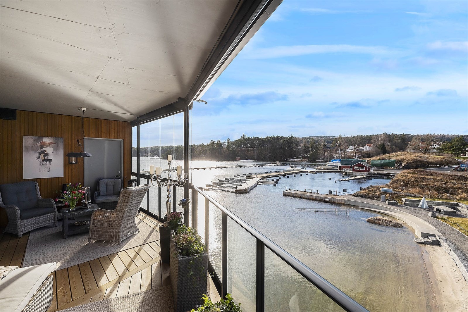 Utsikten fra terrassen er mot vest, og man nyter godt med sen kveldssol på sommerstid! Galleribilde