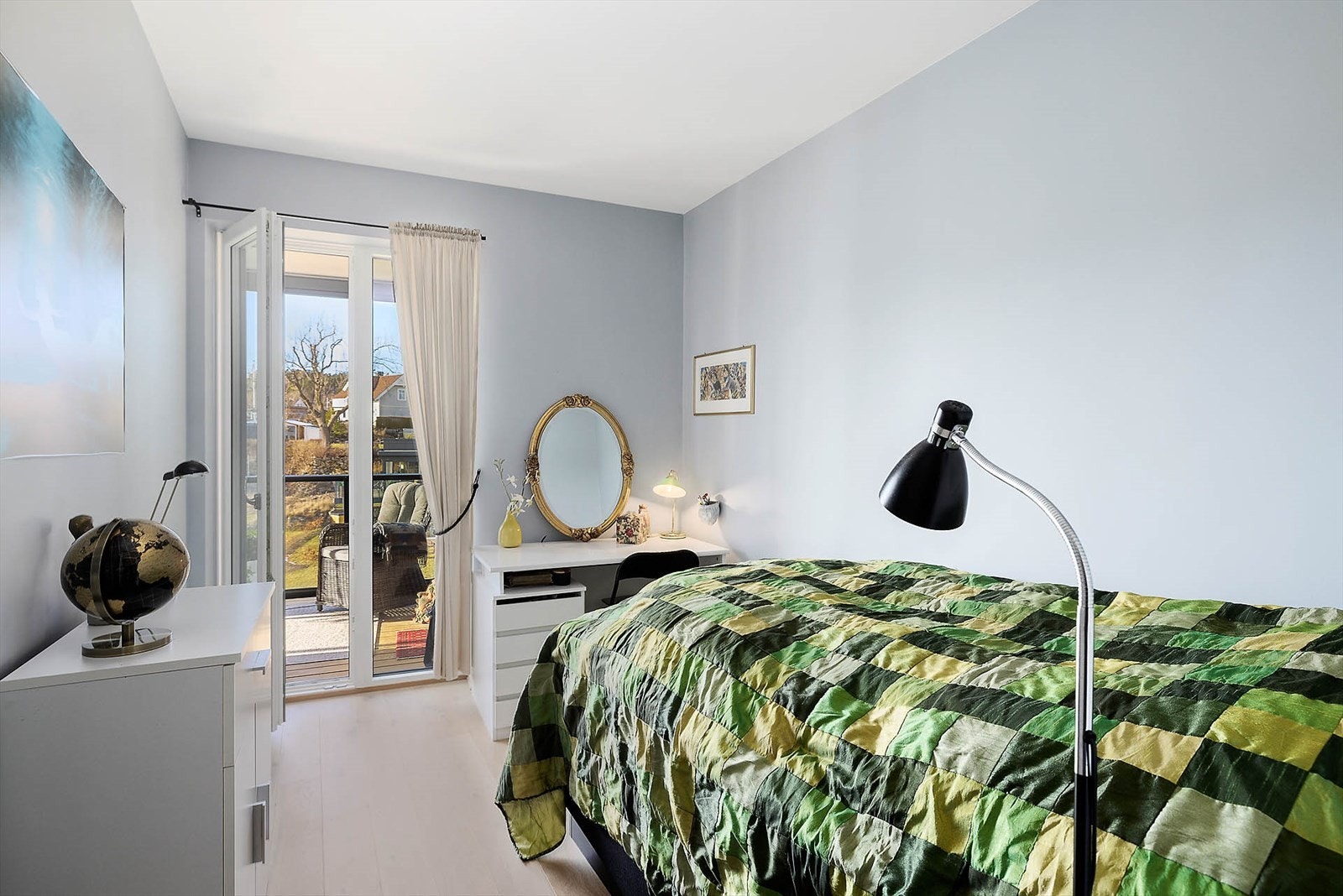 Soverom med utgang til terrasse Galleribilde