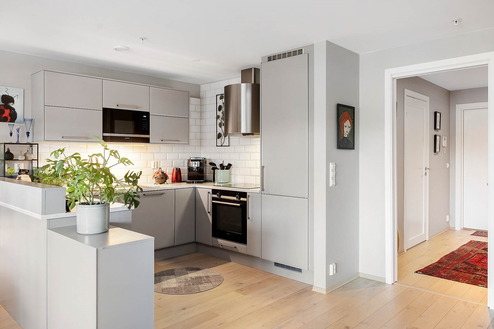 Kjøkkeninnredning fra Sigdal med pene, slette fronter og integrerte hvitevarer Galleribilde