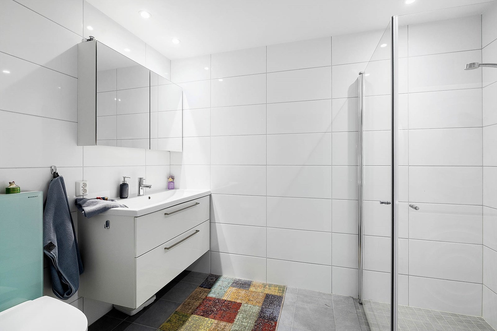 Bad med adkomst fra entré er innredet med dusj, servant i innredning og toalett. Det er også opplegg til vaskemaskin Galleribilde