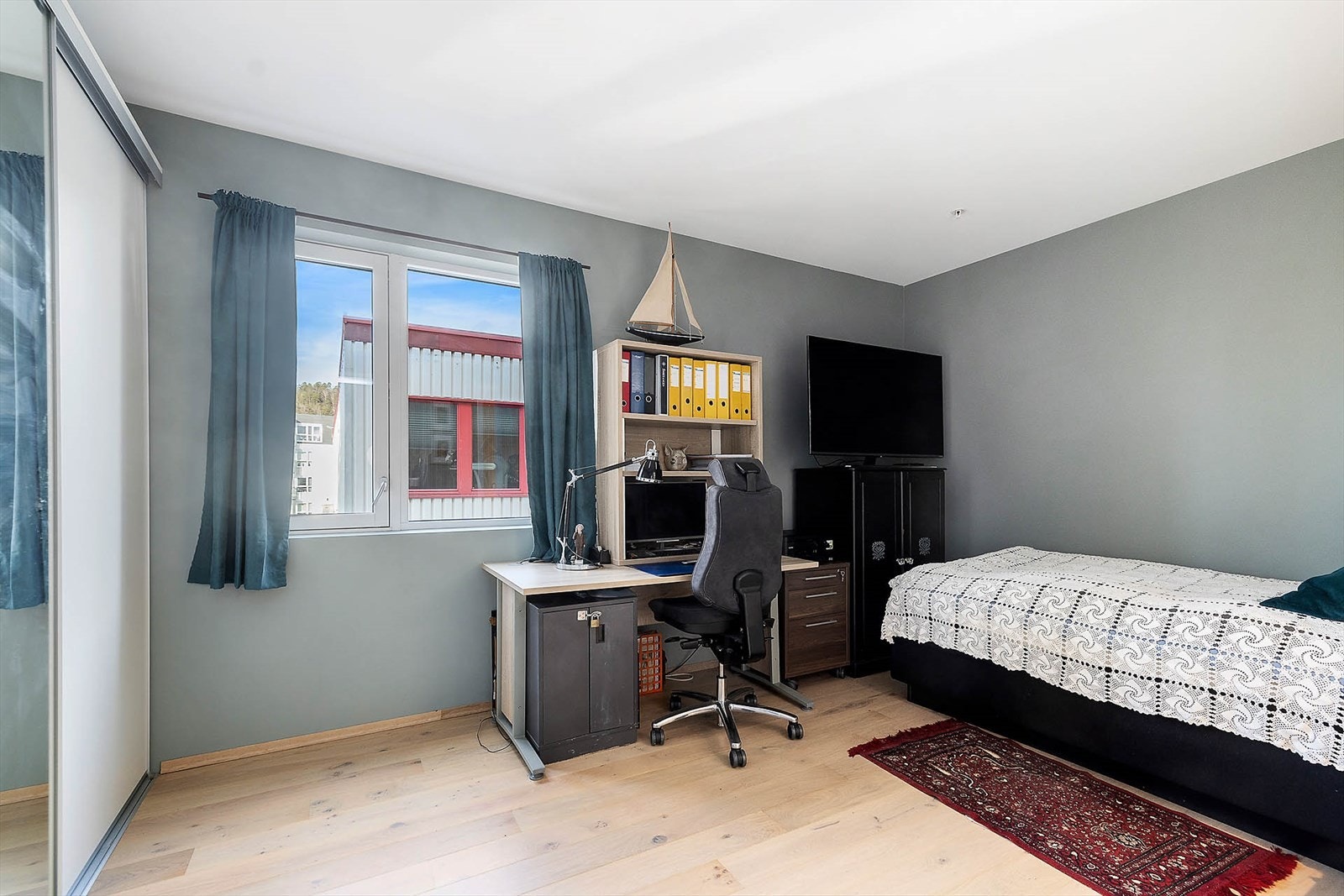 Hovedsoverommet har skyvedørsgarderobe og god plass til ønsket soveromsmøblement Galleribilde