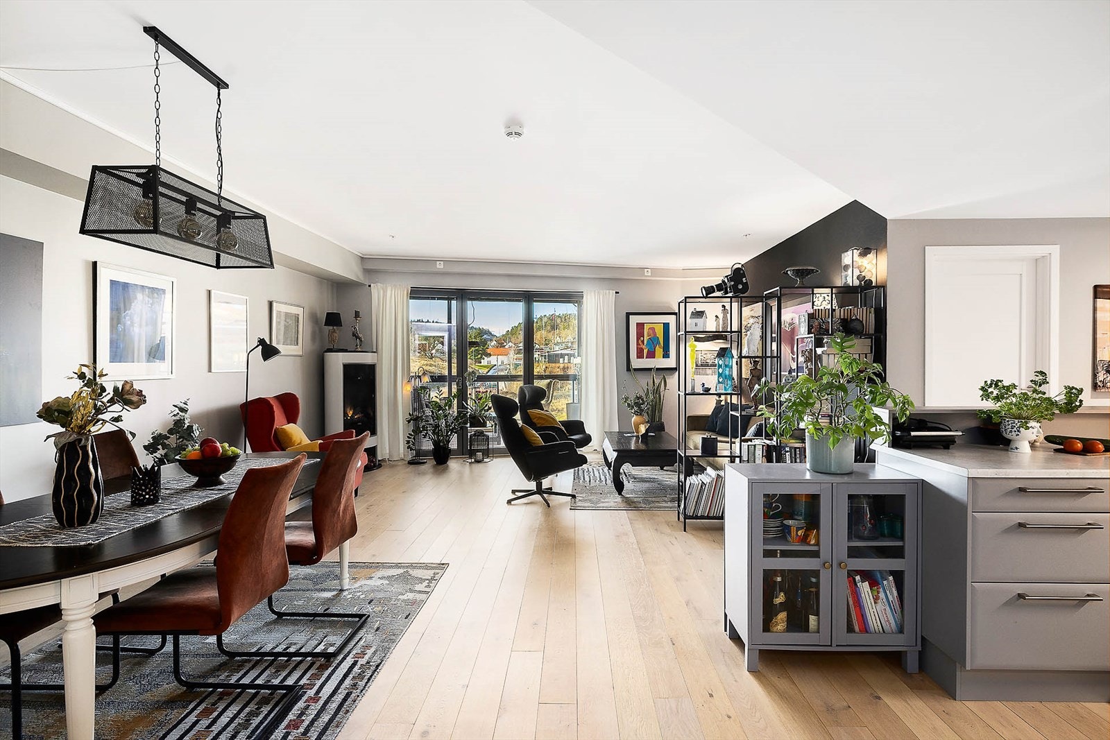 Kjøkken, stue og spisestue ligger i åpen løsning med god flyt Galleribilde