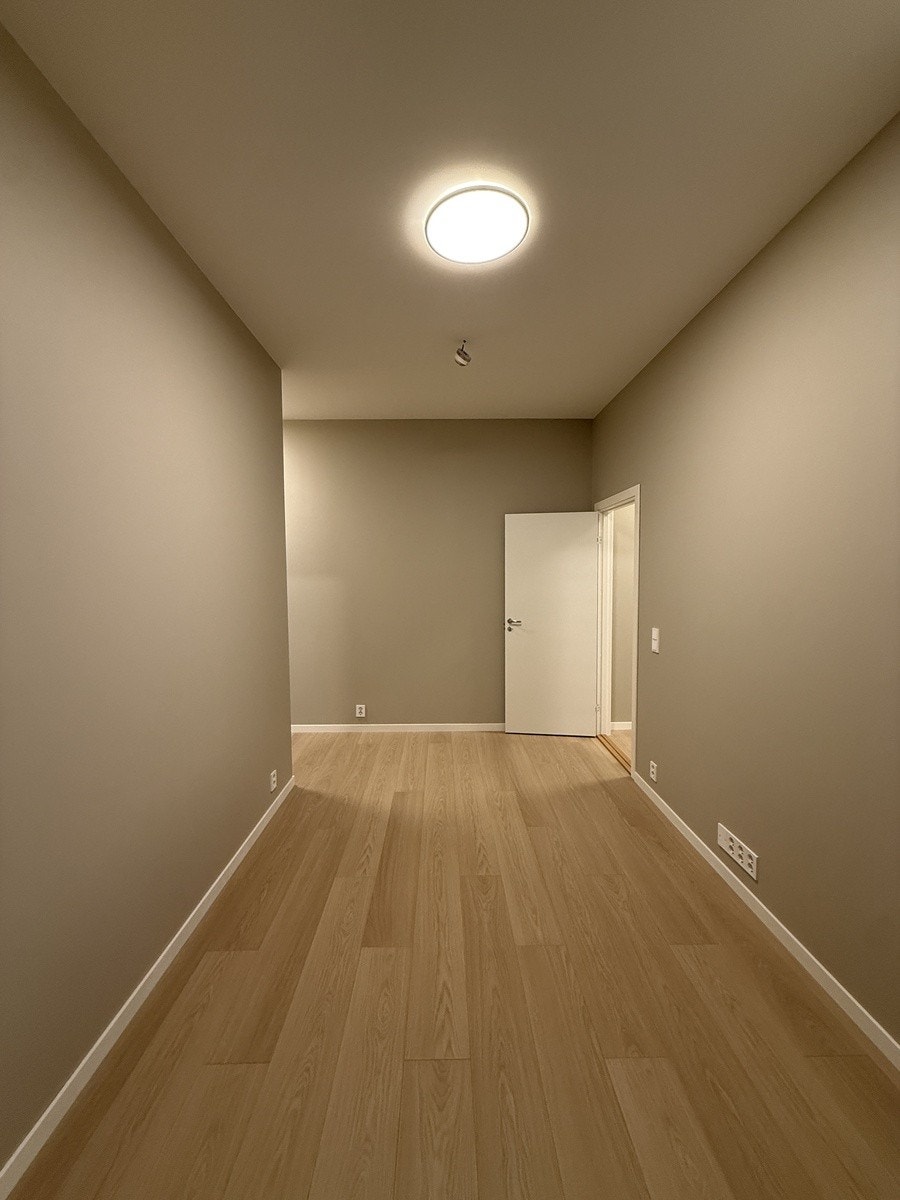 stue med moderne kjøkkenhjørne Galleribilde