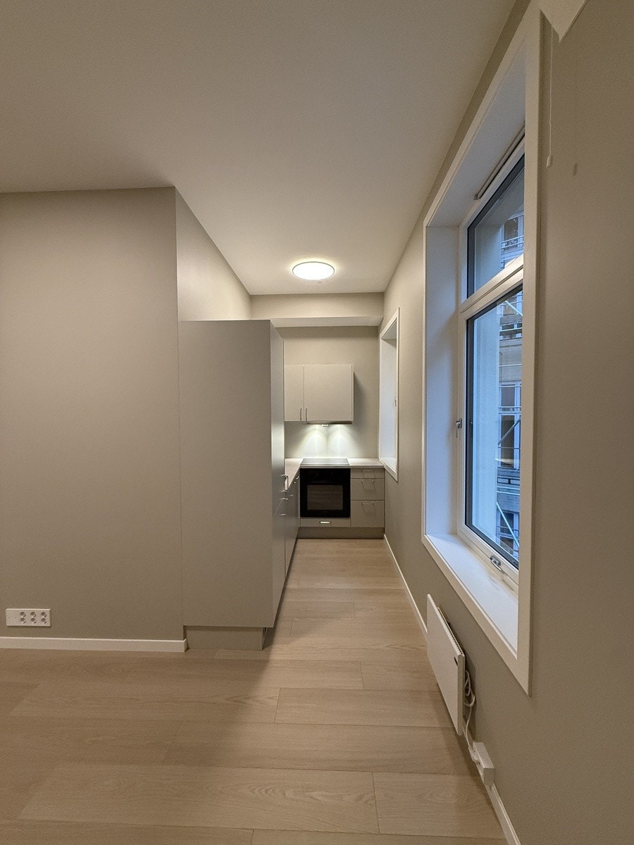 stue med moderne kjøkkenhjørne Galleribilde