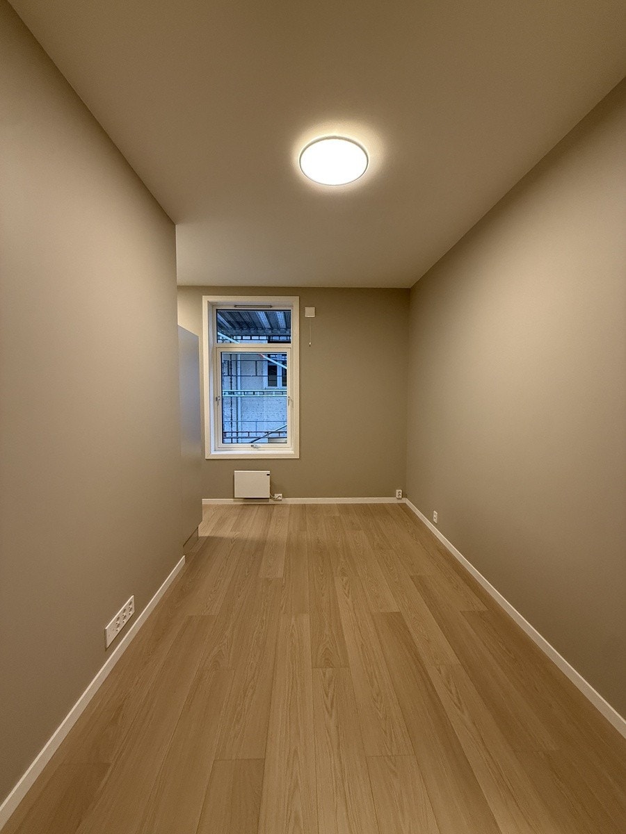 stue med moderne kjøkkenhjørne Galleribilde