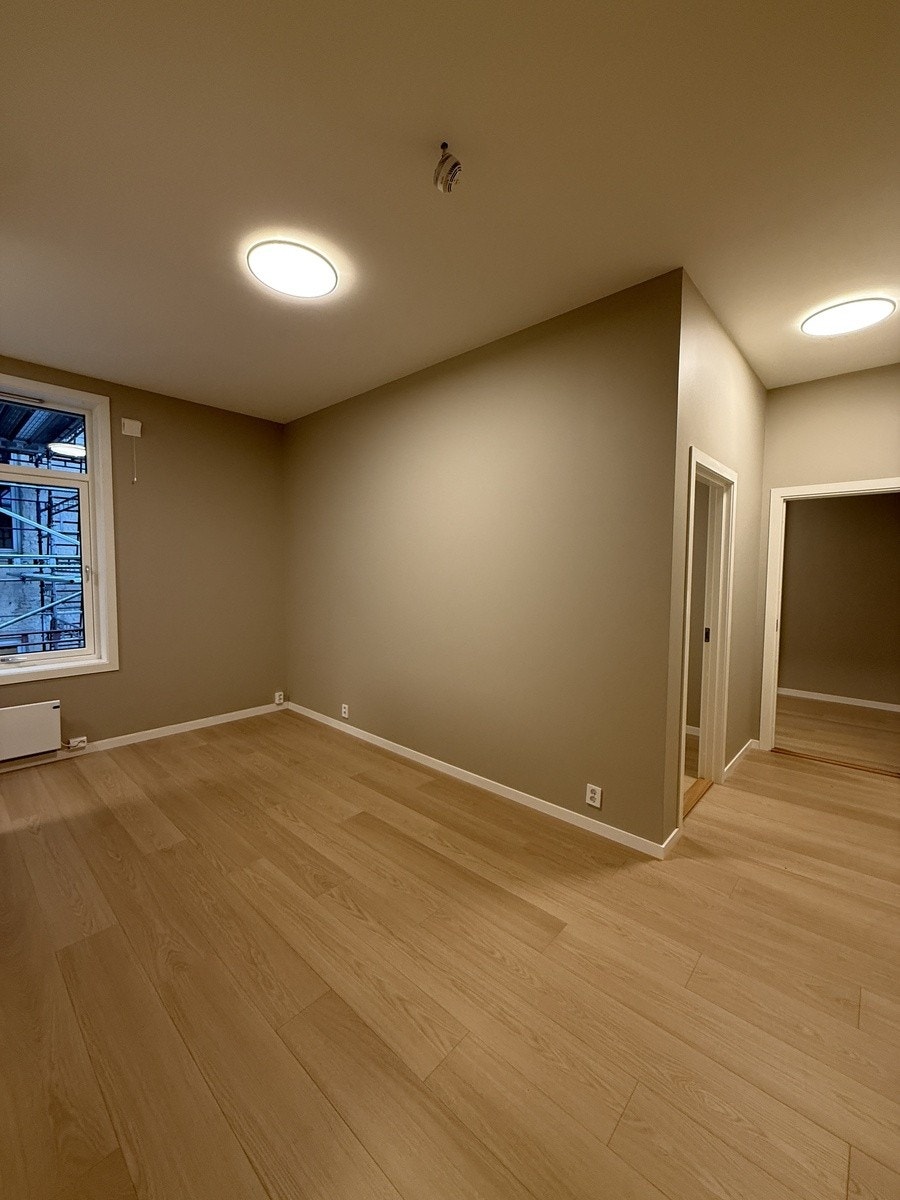 stue med moderne kjøkkenhjørne Galleribilde