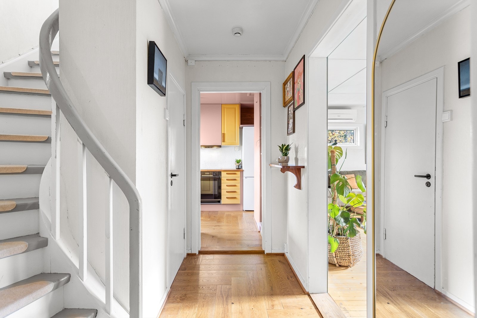 Fra gangen kommer du videre opp til husets 2.etasje. Galleribilde