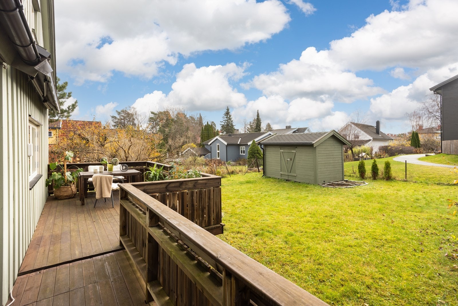 Terrassen mot plenen er sydvendt og er av god størrelse. Galleribilde