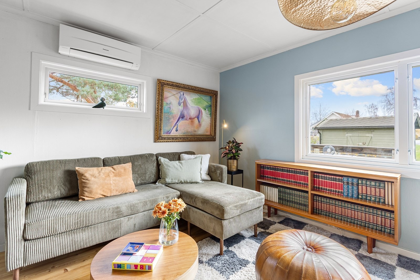 Stuen har store vindusflater som rikelig med naturlig lys. Galleribilde