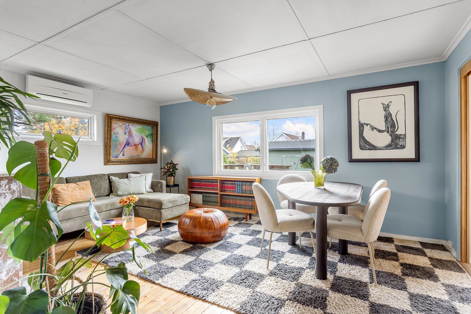 Når du kommer inn, møtes du av et lyst og trivelig oppholdsrom som enkelt kan innredes med en komfortabel sofagruppe og et romslig spisebord. Galleribilde