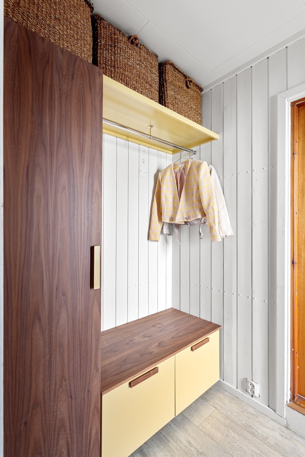 Inngangspartiet har plassbygde oppbevaringsløsninger som gir rikelig med plass til yttertøy og sko. Galleribilde