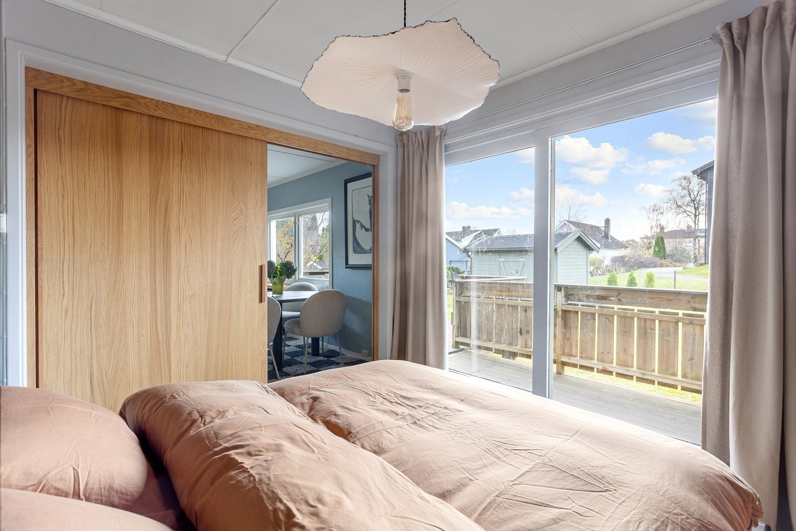 Soverommet har godt med naturlig lys og utsikt mot en privat plen. Galleribilde