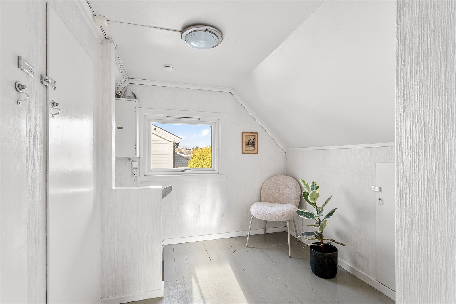 I 2. etasje kommer du opp til et rom som enkelt kan brukes som oppbevaringsrom med god plass. Galleribilde