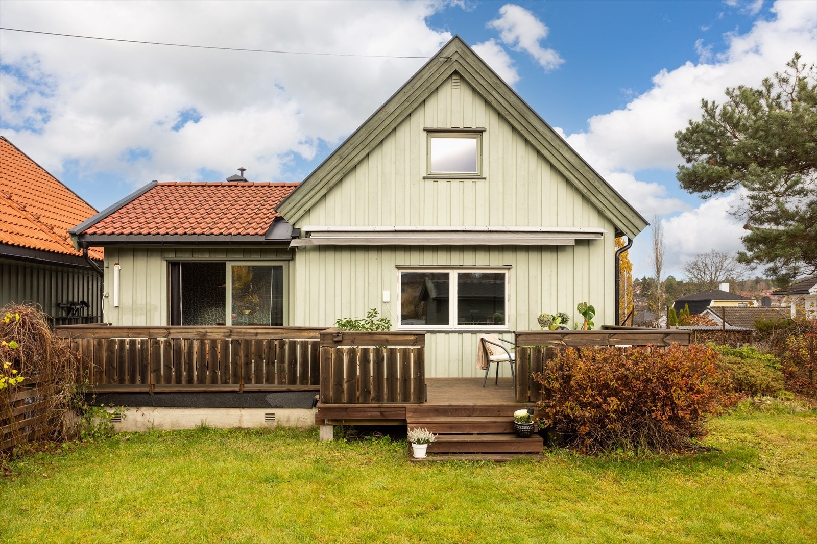 Dette er en sjarmerende bolig med god planløsning og stor uteplass som er perfekt for store og små Galleribilde
