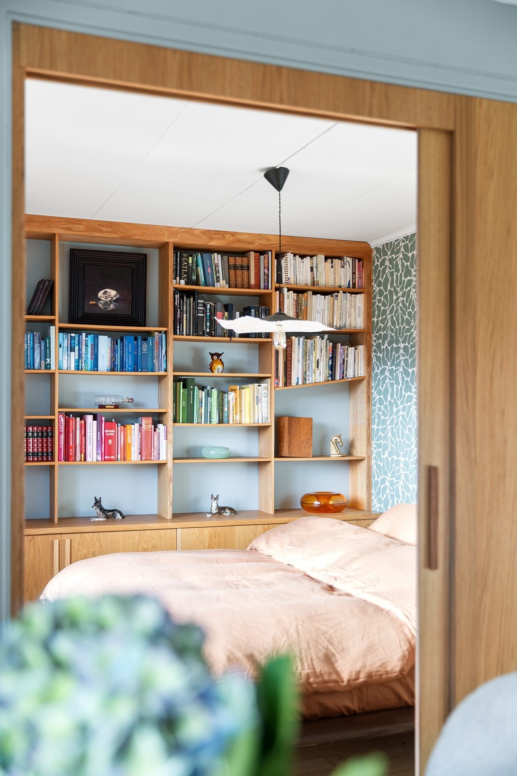 Fra stuen kommer du videre til husets hovedsoverom. Galleribilde