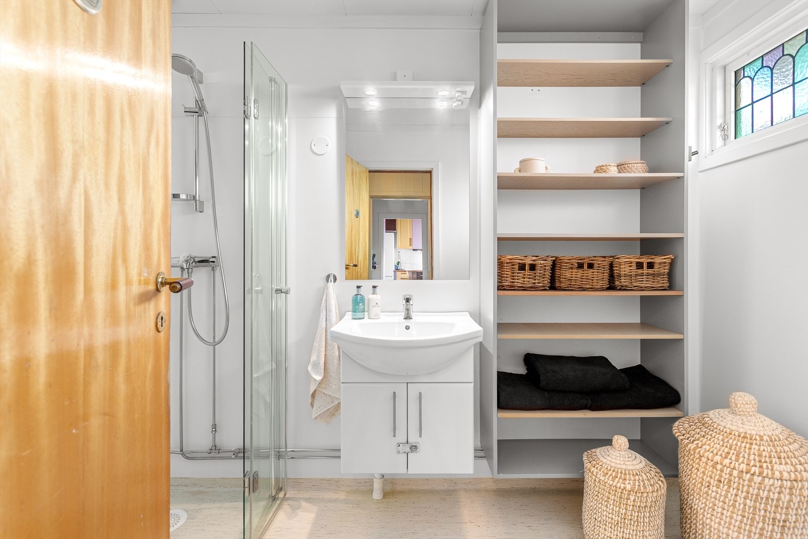 Badet er romslig og kan enkelt innredes med hyller og oppvaskmaskin, i tillegg til et stort dusjhjørne. Galleribilde