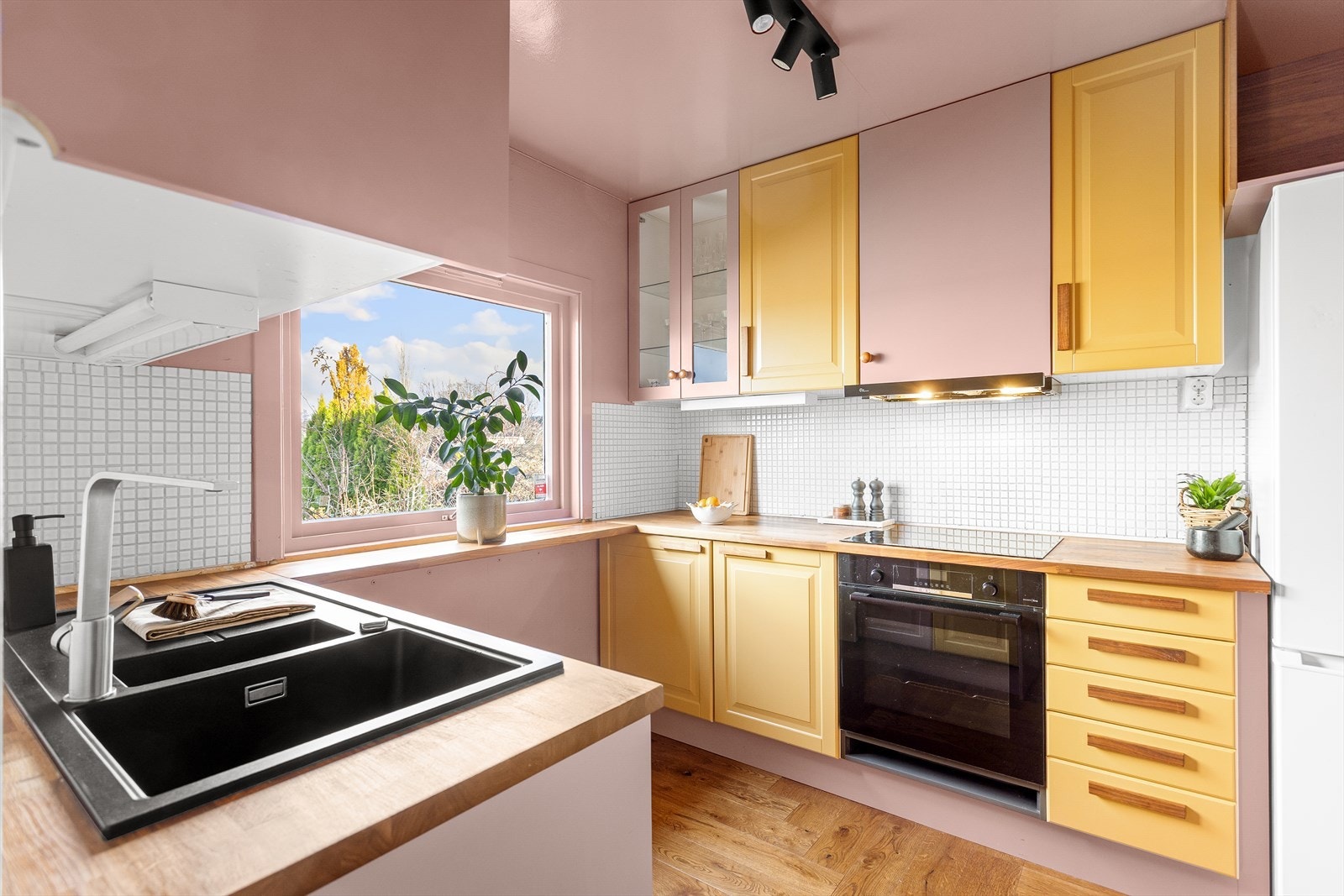 Kjøkkenet har rikelig med skapplass og god benkeplass. Galleribilde