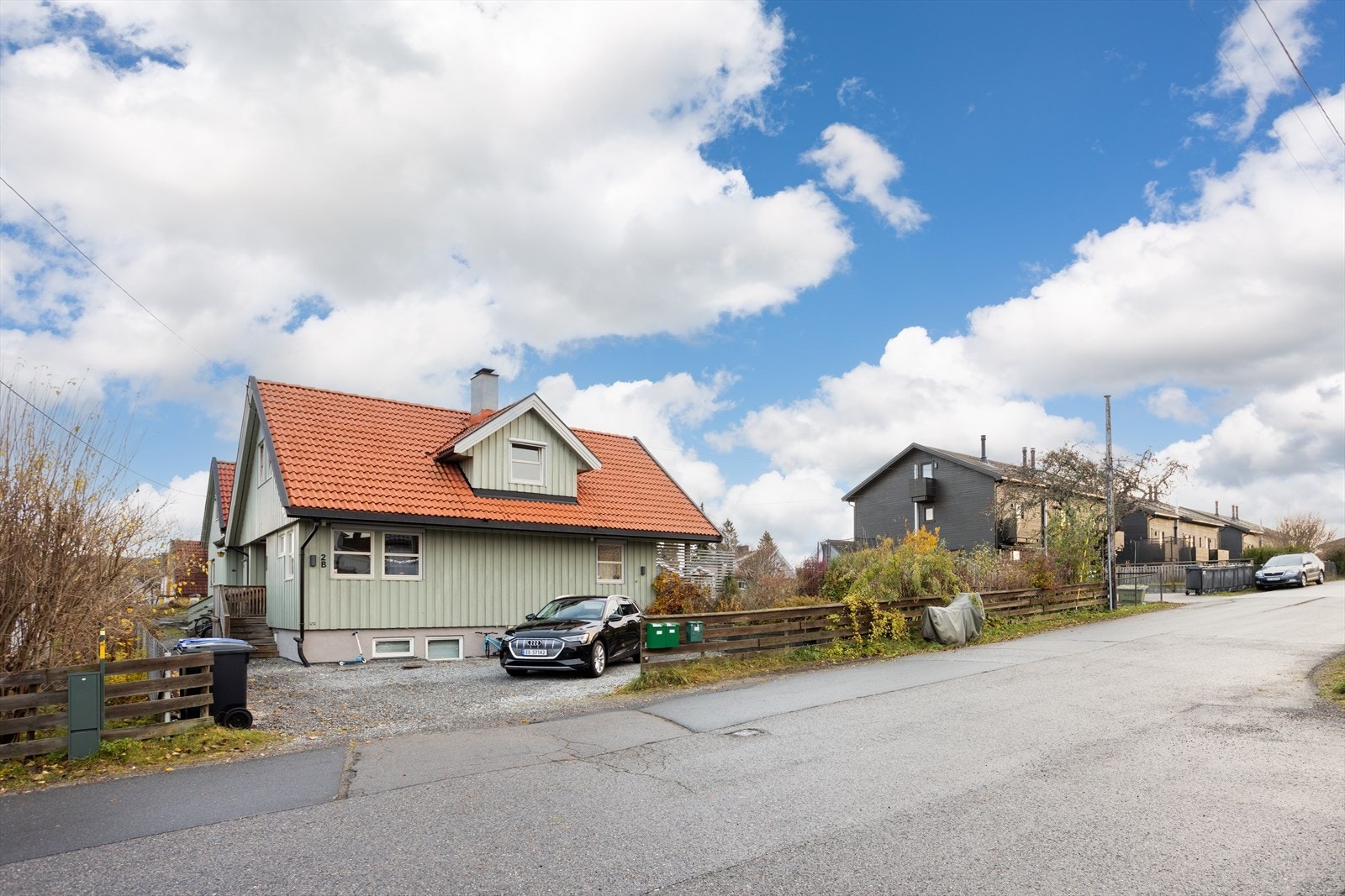 Huset har egen biloppstillingsplass ved inngangen, og i tillegg er det mulighet for gateparkering. Galleribilde