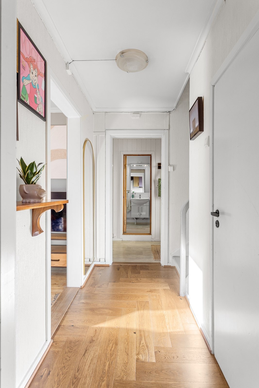 Gangen leder videre til leilighetens bad. Galleribilde