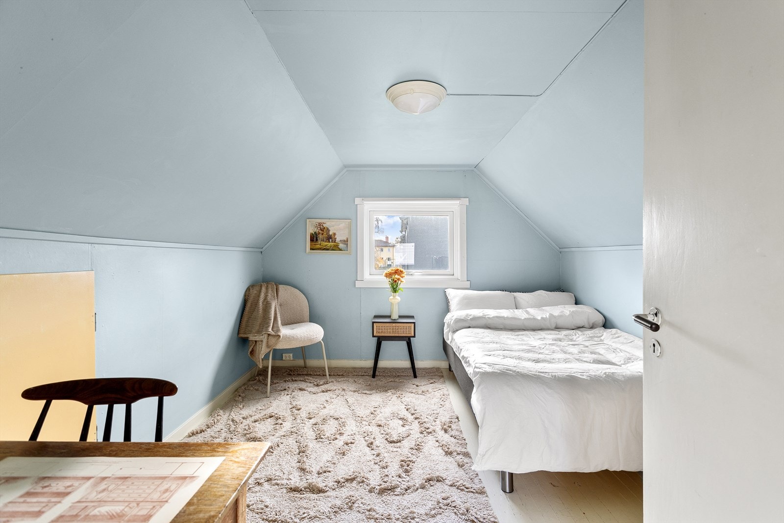 Rommet kan brukes som soverom, TV-stue eller hobbyrom, avhengig av behov, men vinduet oppfyller ikke kravene til rømningsvei, da åpningsarealet er mindre enn minimumskravet på 50 cm. Galleribilde