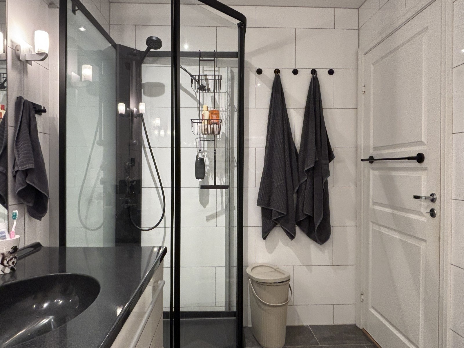 Baderommet inneholder wc, dusj og servant. Vaskemaskin og tørketrommel medfølger. Galleribilde