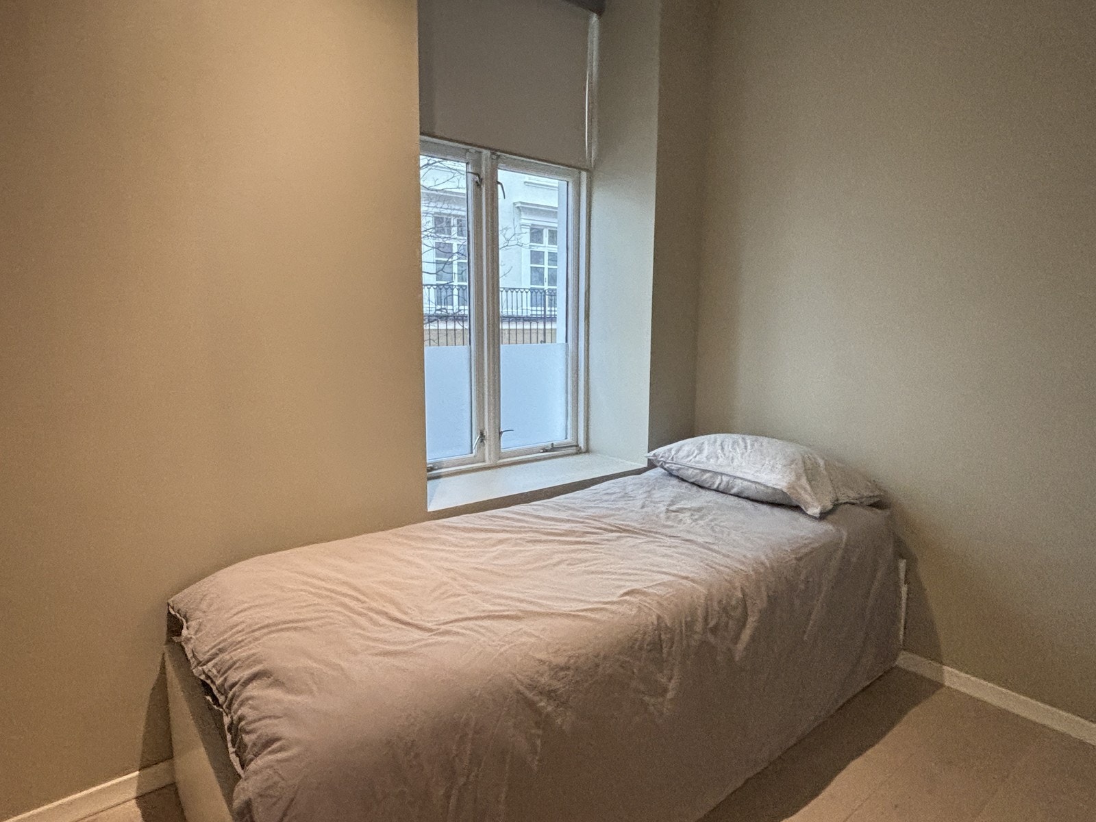 Det disponible rommet er møblert opp som soverom med seng og oppheng til klær. Galleribilde