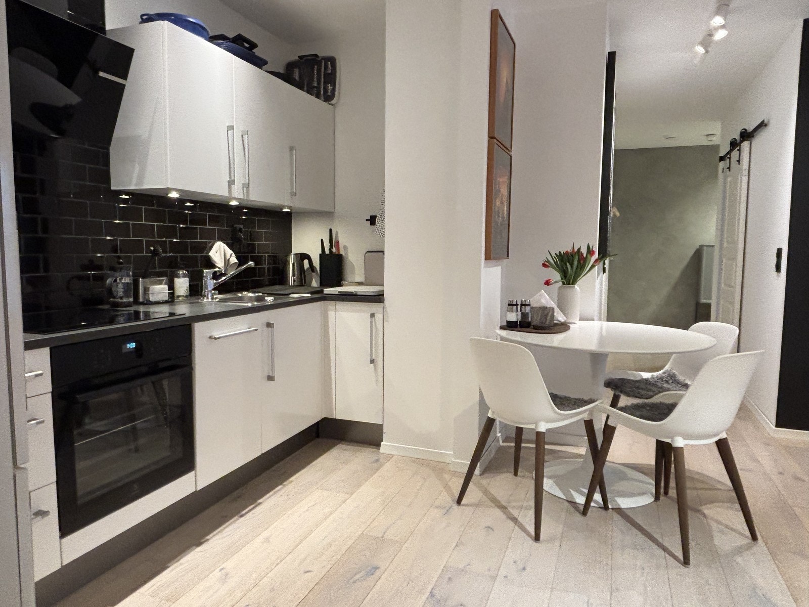 Boligens kjøkken befinner seg i enden av entrè. Kjøkkenet er moderne med lyse og fine overflater. Galleribilde