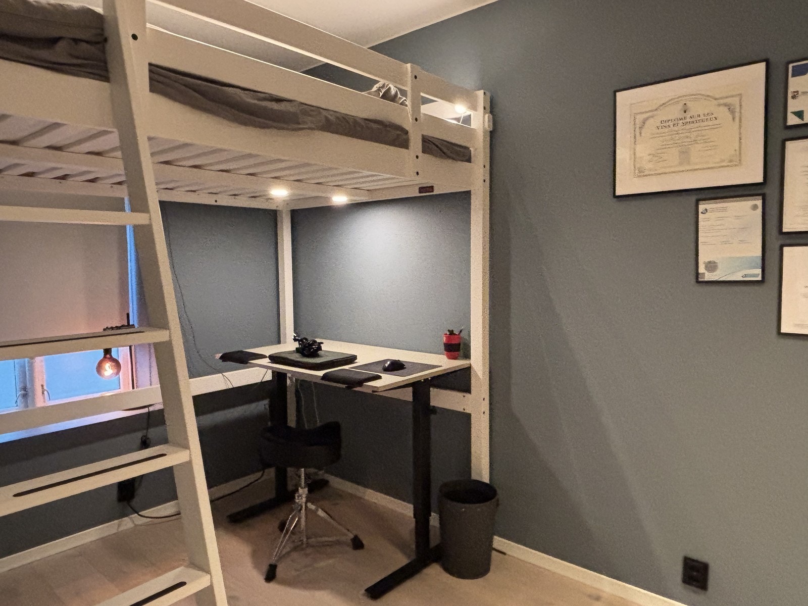 Leiligheten har et stort og fint soverom. Soverommet befinner seg ved stue og kjøkken. Galleribilde