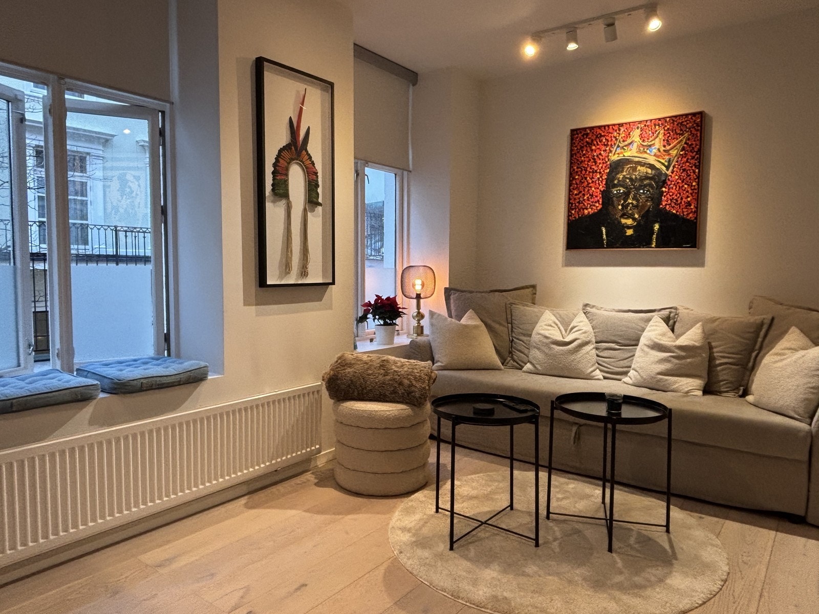 Lys og romslig stue i åpen løsning med kjøkken. Galleribilde