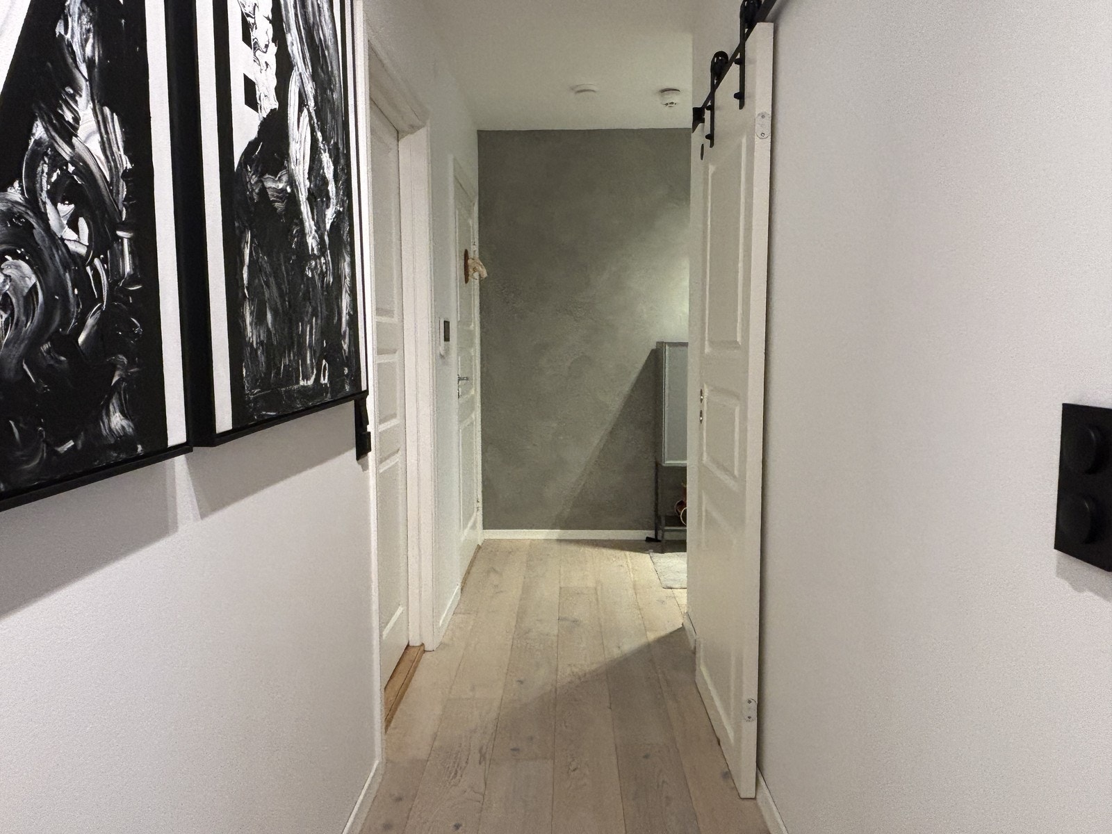 Videre ned gangen finner man leilighetens baderom, og et disponibelt rom som er møblert med seng. Galleribilde