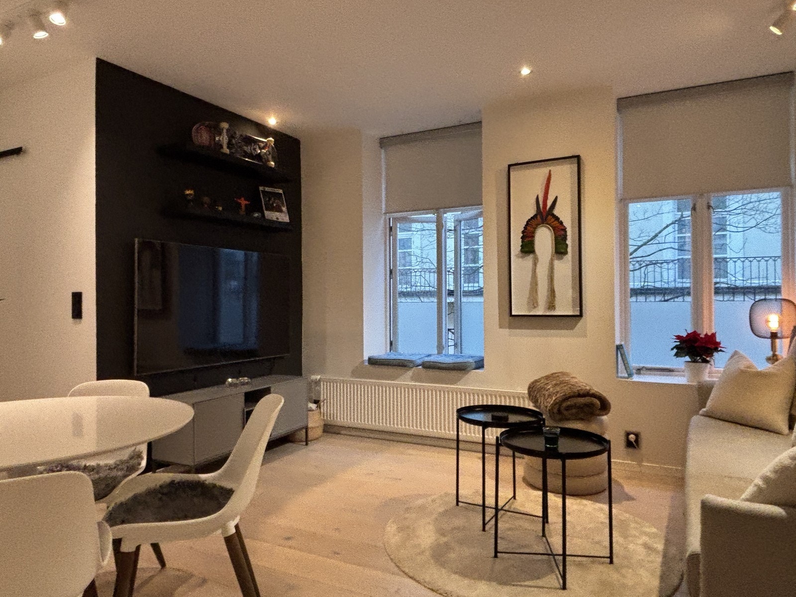 Stuen er flott møblert med sofa, gulvteppe, tv-benk, tv og dekor. Galleribilde