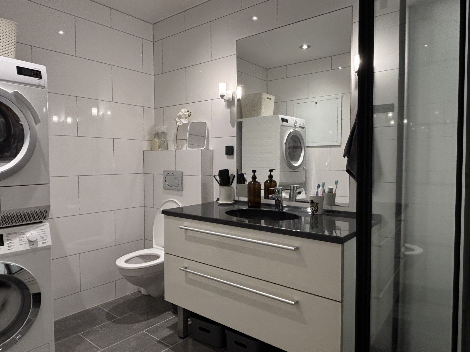 Helfliset og moderne baderom med varmekabler i gulv. Galleribilde