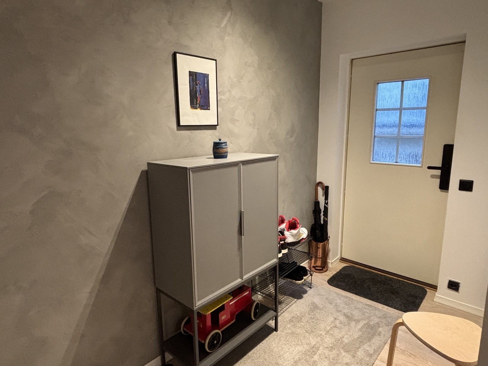 Velholdt og moderne bygårdsleilighet med høy utleiestandard. Leiligheten leies ut møblert. Galleribilde