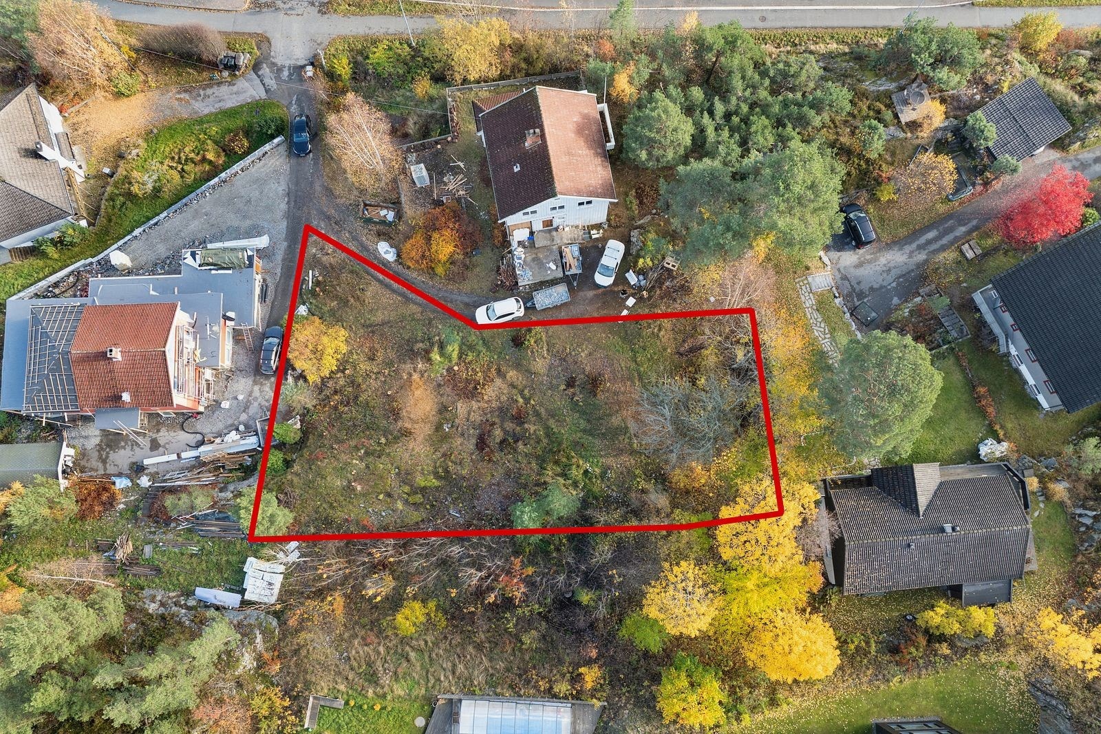 Denne tomten gir deg en unik kombinasjon av naturskjønn beliggenhet, nærhet til servicetilbud og enkel tilgang til Oslo - perfekt for deg som ønsker en harmonisk hverdag på Nesodden. Galleribilde