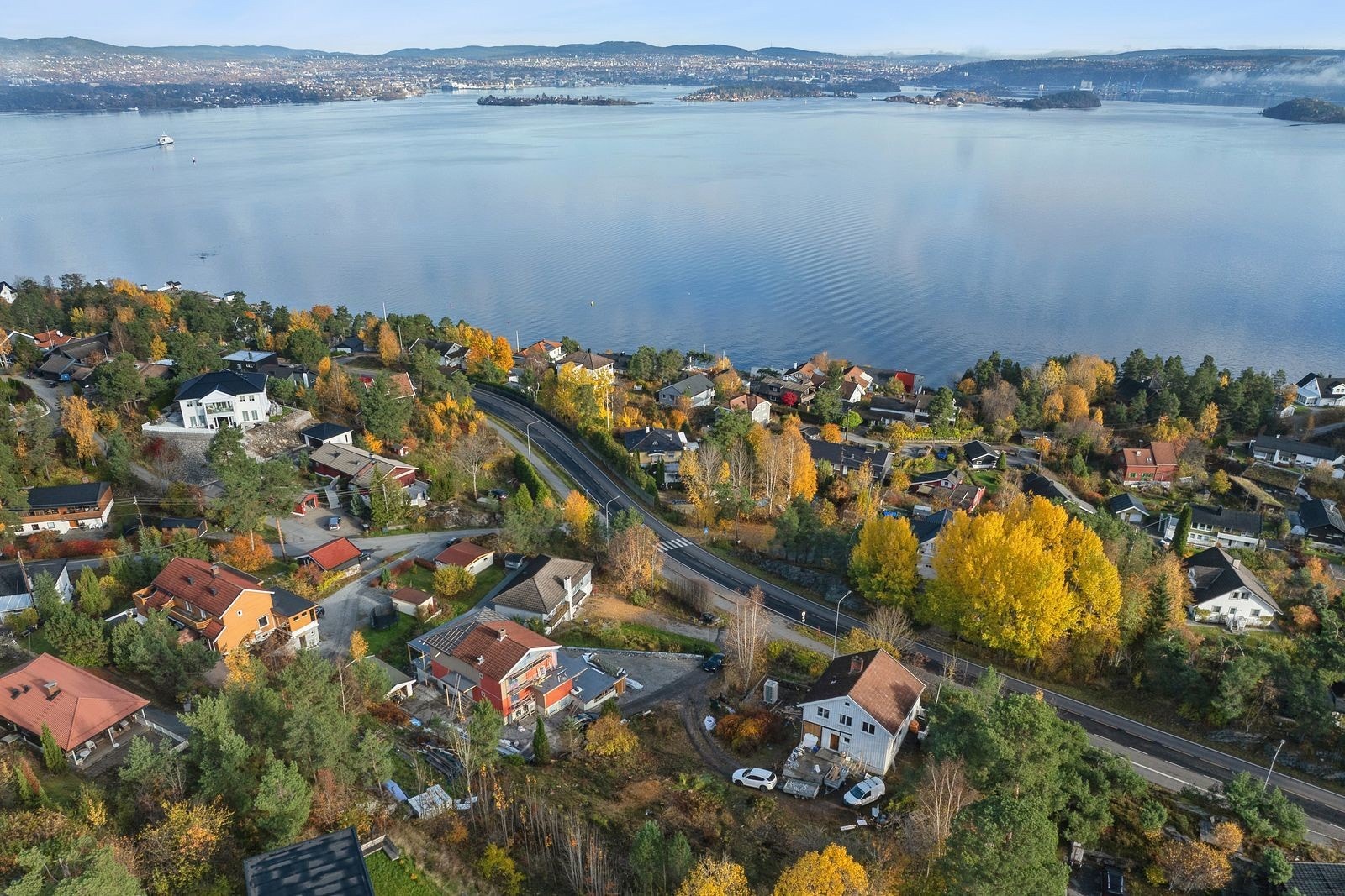 Beliggenheten gir ypperlige pendlermuligheter med båtavganger fra Nesoddtangen brygge. Fra Nesoddtangen tar båten deg til Aker Brygge på ca. 20 minutter og til Lysaker på kun 8 minutter. Galleribilde
