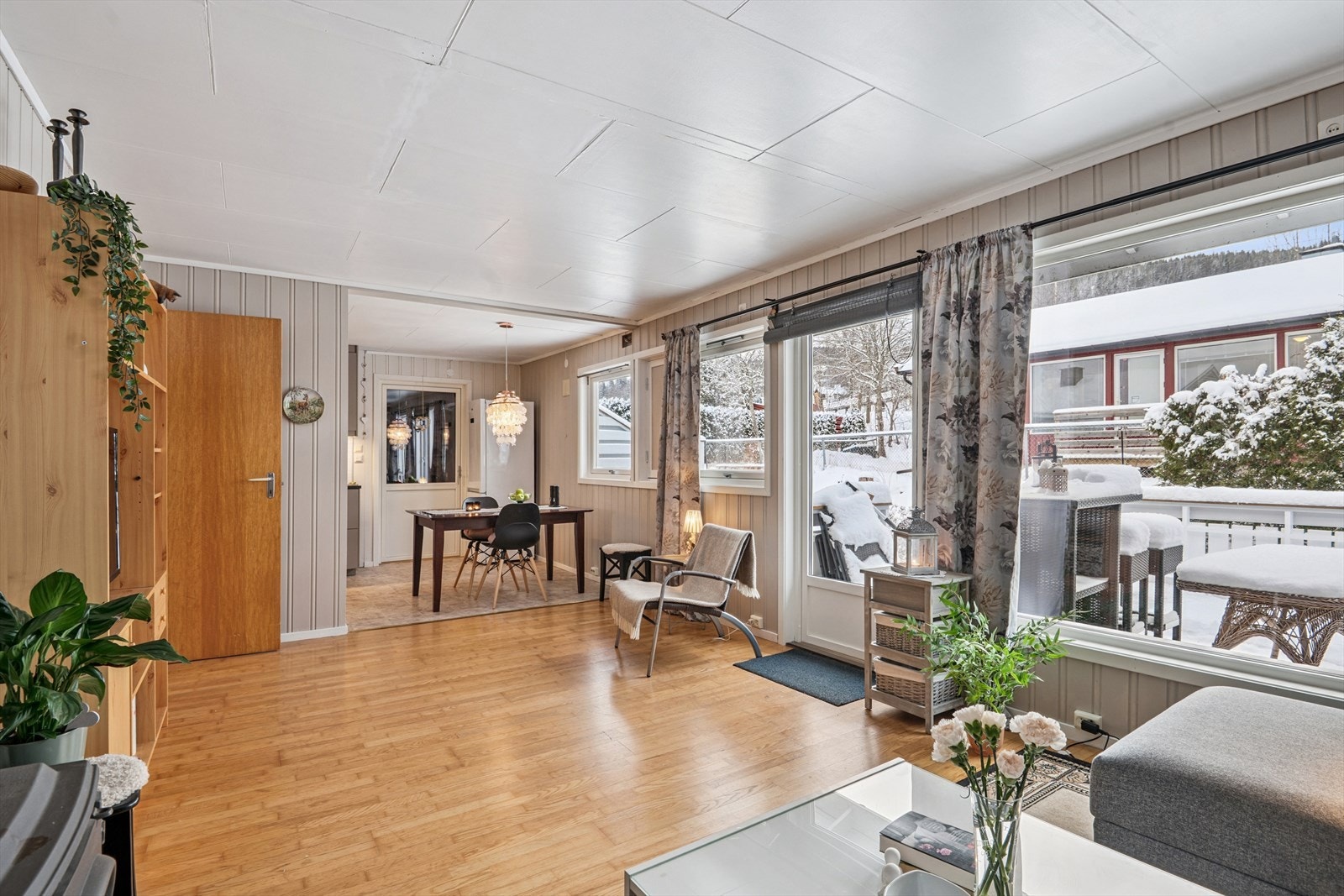 En lys og luftig stue med store vindusflater. Galleribilde