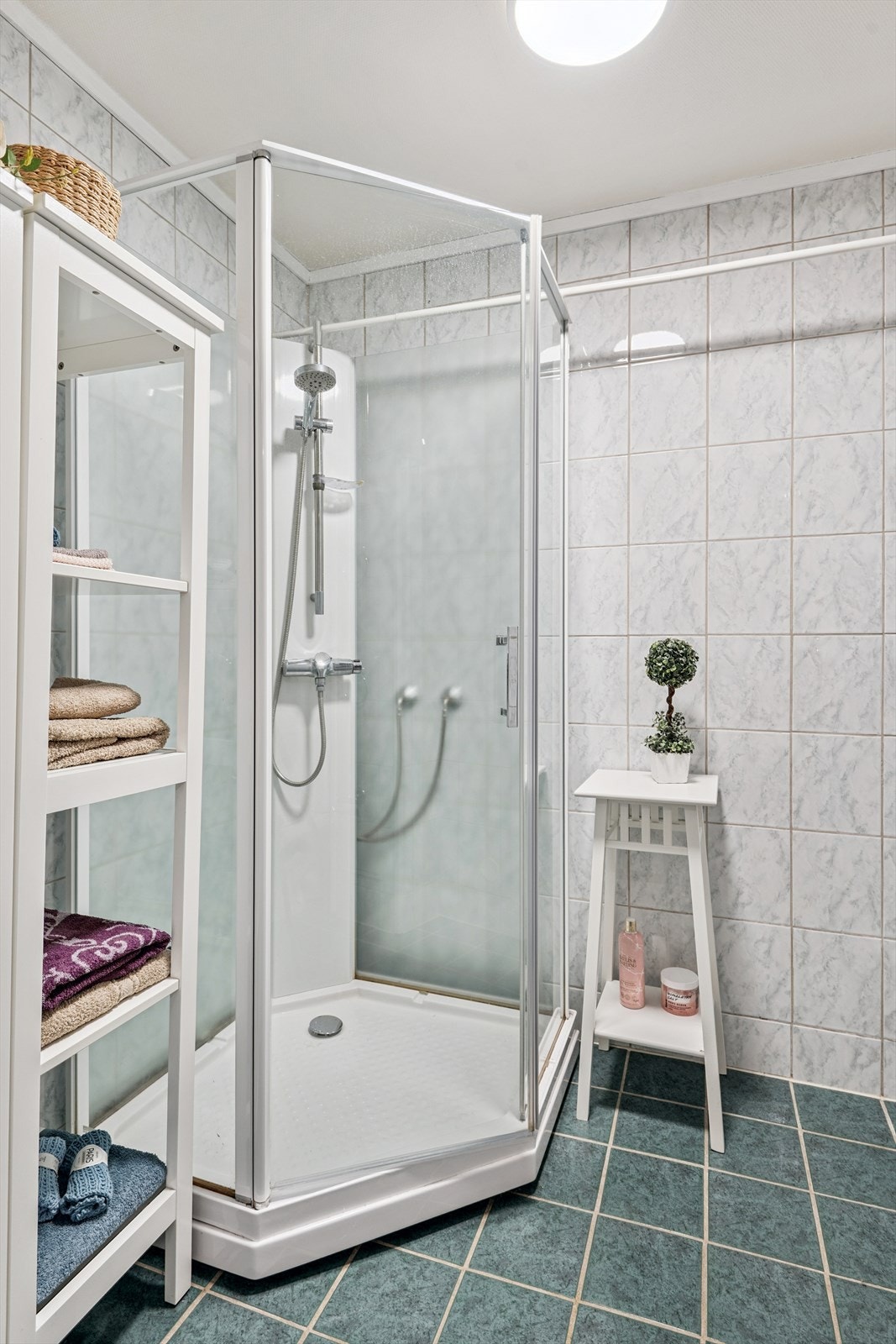 Badet er innredet med dusjkabinett. Galleribilde